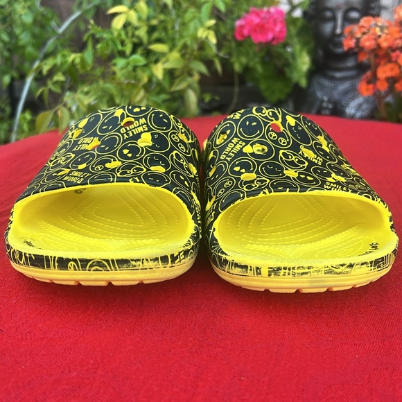 RARE 🥰😉 CROCS Smiley World “Smiley Face” Yellow & Black Slides / Sandals 😉🥰 - Picture 16 of 17